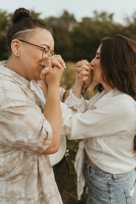 gay engagement session + couples photos outfit inspo + wildflowers + lesbian engagement session inspo + candid photos Lesbian Family Photos, Lesbian Engagement Pictures, Lesbian Photography, Lesbian Engagement Photos, Lesbian Wedding Photography, Fall Couple Pictures, Lesbian Engagement, Lgbtq Couples, Engagement Photography Poses