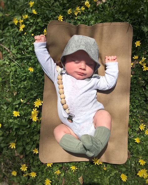 Earth Day Photoshoot Ideas, Earth Day Baby Photoshoot, 90s Baby Photoshoot, Baby Nature Photoshoot, Earth Day Photoshoot, Infant Pictures, Birthday Shoots, Photography Captions, 6 Month Baby Picture Ideas