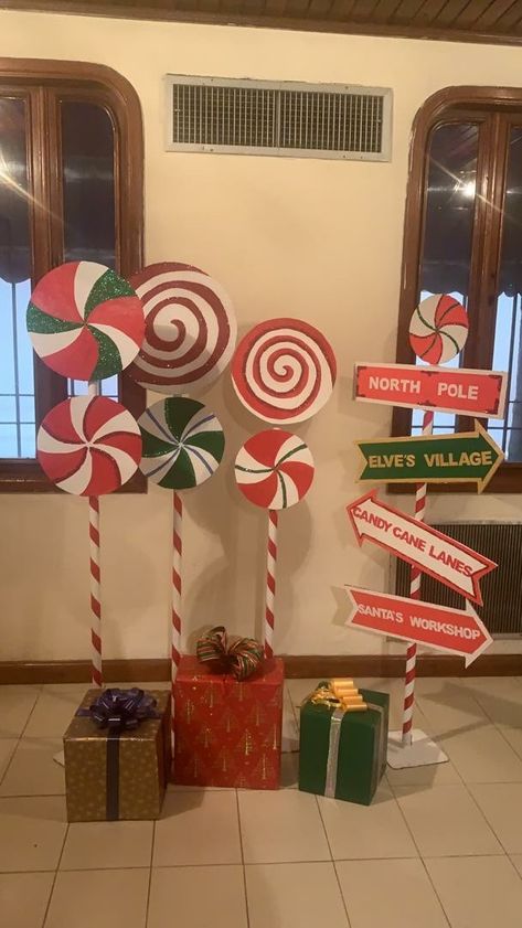 Santa Clause Theme Decor, Xmas Grotto Ideas, Homemade Santas Grotto, Santa’s Workshop Ideas, Christmas Fair Decoration Ideas, Diy Santas Grotto Ideas, Christmas Decor Ideas For Restaurant Diy, Meet Santa Display, Diy Santa’s Workshop Decor