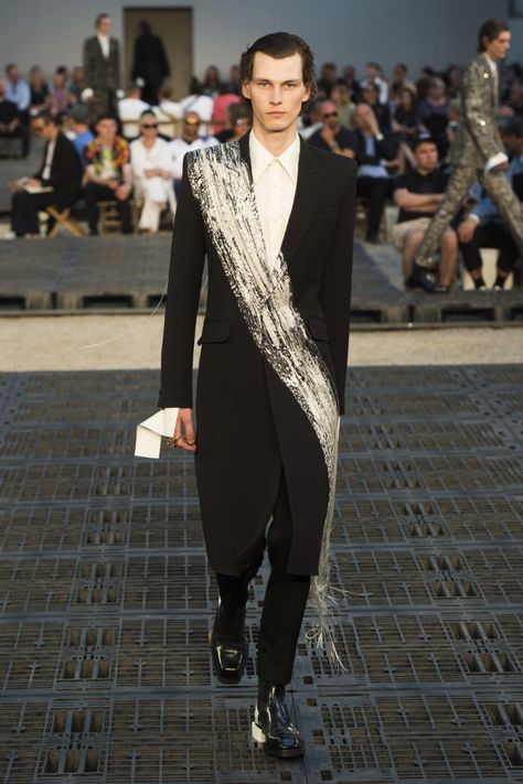 Alexander McQueen Menswear Spring/Summer 2019 Collection – Paris Mcqueen Menswear, Alexander Mcqueen Menswear, Mc Queen, Mcqueen Fashion, Fashion Sketchbook, Fashion Weeks, Mens Fashion Summer, Fashion Show Collection, Mens Casual