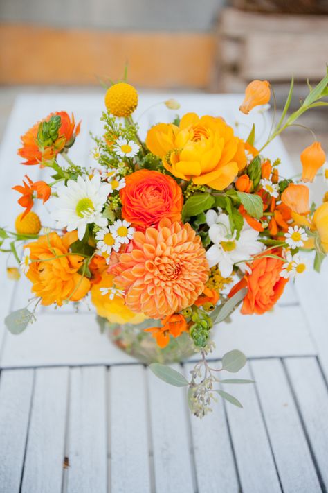 oranges with pops of white. Now this is how I want mu bouquet to look Dahlia Wedding Bouquets, Yellow Flower Arrangements, Wedding Orange, Orange Wedding Flowers, Orange Baby Shower, Wedding Bouquets Pink, Flowers Orange, Boda Mexicana, White And Orange