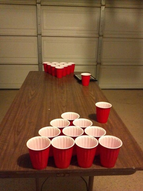 Beer Pong Party Ideas, Pregame Party Ideas, Beer Pong Aesthetic, Halloween Beer Pong, Red Cup Party, Cup Pong, Beer Pong Party, Beer Pong Cups, Beer Table