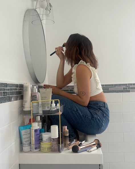 girl sitting in sink doing her summer makeup routine Getting Dressed Aesthetic, Early 20s Aesthetic, In Your 20s Aesthetic, Photoshoot Inspo At Home, Getting Ready Aesthetic, Cute Instagram Story Ideas, 20s Aesthetic, Ready Aesthetic, Doing Makeup