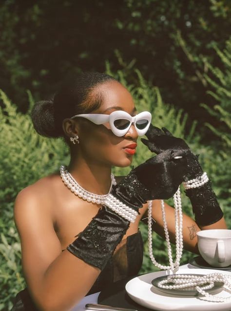 Vintage Photoshoot Ideas Black Women, Speakeasy Photoshoot, Vintage Photoshoot Black Women, Pearl Photoshoot, Old Money Photoshoot, 50s Photoshoot, Photoshoot Black Women, Bday Pics, Themed Photoshoot