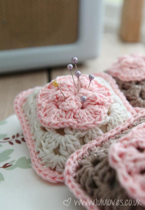 pincushion tuto Crochet Pincushion, Granny Square Haken, Squares Crochet, Pin Cushions Patterns, Mollie Makes, Crochet Blog, Crochet Cushions, Granny Squares Pattern, Granny Square Crochet Pattern