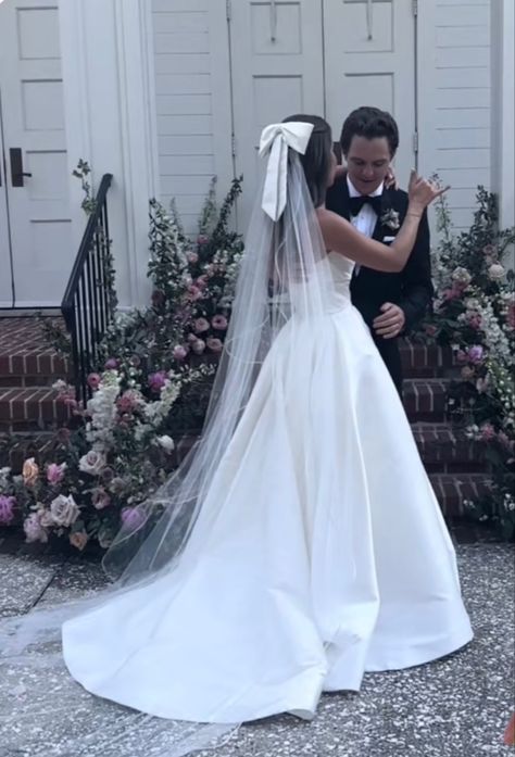 Bow Instead Of Veil, Mermaid Wedding Dress And Veil, Big Bow Wedding Veil, Wedding Dress With Bow And Veil, Meagan Markle Wedding Dress, Wedding Dress With Bow In Hair, Bow Veils Bridal, Babydoll Bridal Dress, Wedding Veils With Bow