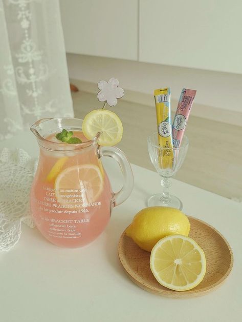 Cottagecore Drink Aesthetic, Fizzy Drinks Aesthetic, Aesthetic Lemonade Stand, Soft Drinks Aesthetic, Limonada Aesthetic, Strawberry Lemonade Aesthetic, Lemonade Stand Aesthetic, Pink Lemonade Aesthetic, Aesthetic Lemonade