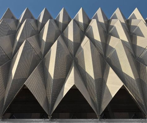 Biomedical Research Center, Pamplona | Vaillo&Irigary https://archiscapes.wordpress.com/2015/01/23/illustrated-library-of-architectural-details/ Le Manoosh, Folding Architecture, Origami Architecture, Famous Architects, Research Center, Amazing Buildings, Structure Architecture, Pamplona, Facade Architecture