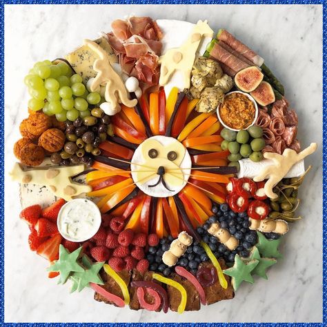 Animal Birthday Food Ideas, Lion Cheese Platter, Lion King Theme Food Ideas, Animal Themed Charcuterie Board, Two Wild Birthday Party Snacks, Safari Meat And Cheese Tray, Wild One Charcuterie Board, Jungle Safari Party Food, Safari Theme Charcuterie Board