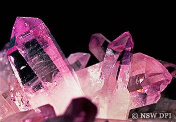 Pink Lightsaber, Sith Apprentice, Jedi Lightsaber, Star Wars Accessories, Amethyst Quartz Crystal, May The 4th Be With You, Amethyst Crystals, The Old Republic, Amethyst Quartz