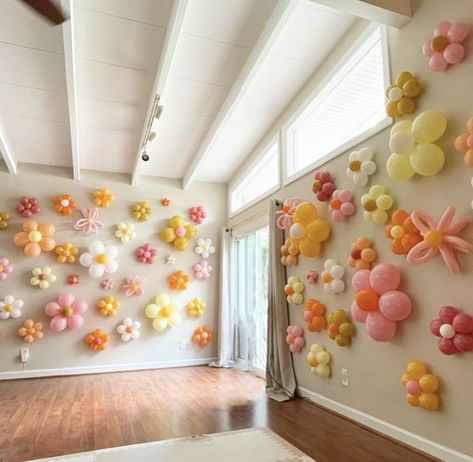 Baloon Birthday Decor Kids, Small Party Decorations Simple, Diy Flower Party Decor, Flower Theme Bday Party, Floral Bday Party Decor, Aesthetic Balloon Decorations, Spring Birthday Decorations, Flower Decorations Birthday, At Home Birthday Decorations