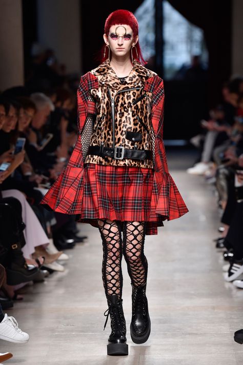 The classic anarchy of London punks inspired Junya Watanabe’s fall collection. Mode Tartan, Punk Mode, Punk Street Style, Estilo Punk Rock, Mode Punk, Moda Punk, Kleidung Diy, Band T Shirts, New Rock