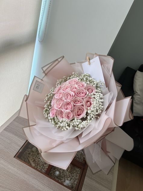 Round Bouquet Roses, Pink And White Roses Bouquet, Big Rose Bouquet, Ramo Bouquet, Simple Bouquet, Pink Flower Bouquet, Birthday Flowers Bouquet, Flower Simple, Bloom Box