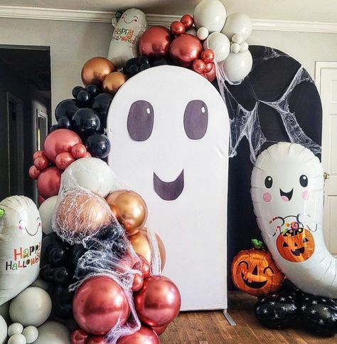 Cutie ghost balloon backdrop. Mirror Red, Mirror Copper, Onyx Black, and Stone inside of White balloons. Cute ghost balloons attached to double arch wall backdrop. Halloween Arch Backdrop, Ghost Balloon Garland, Ghost Backdrop, Halloween Balloon Photo Backdrop, Boo Balloons Halloween, Spooky One Balloon Backdrop, Black Balloons Halloween, Balloon Display, White Balloons