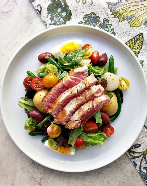 An updated version of the traditional nicoise salad with seared ahi tuna Main Course Salad, Salads Ideas, Tuna Nicoise Salad, Seared Ahi Tuna, Seared Ahi, Nicoise Salad, Ahi Tuna, Deilig Mat, Tuna Salad