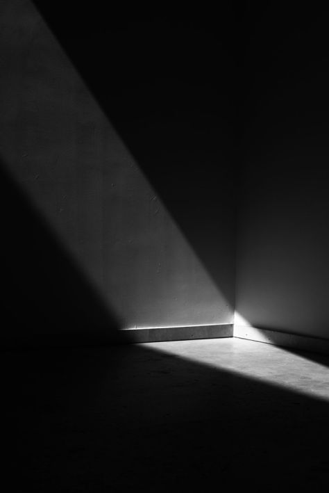 Light And Shadow Photography, Shadow Photography, White Pictures, Empty Room, Shadow Play, Photo B, Dark Photography, Chiaroscuro, Story Instagram