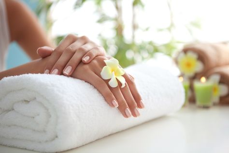 Traditional manicures often start with your hand soaking in some warm soapy water. It's tradition. But is it the right way to go? Discover the dry manicure. Nail Growth Tips, Grow Nails Faster, Spa Manicure, Weak Nails, Skin Hand, Nail Care Tips, How To Grow Nails, Nail Growth, Manicure At Home