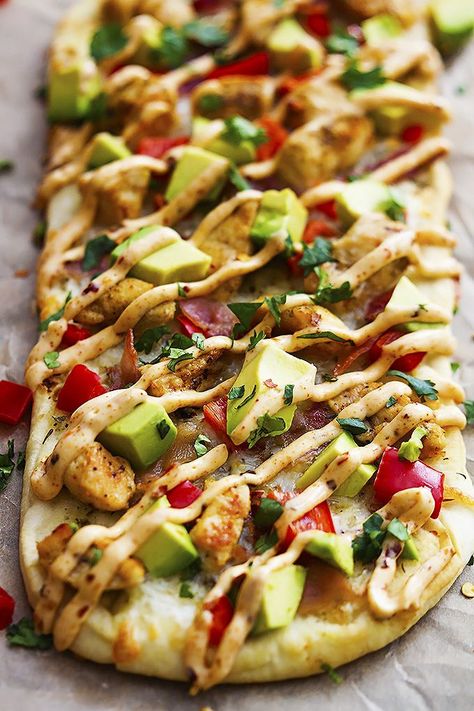 California Chicken Flatbread with Chipotle Ranch Sauce California Flatbread Pizza, Southwest Chicken Flatbread, Cold Flatbread Recipes, Rotisserie Chicken Flatbread Recipes, Chicken Tikka Flatbread, Mexican Flatbread Recipes, Nan Flatbread Recipes, Grilled Chicken Flatbread, Chicken Fajita Flatbread