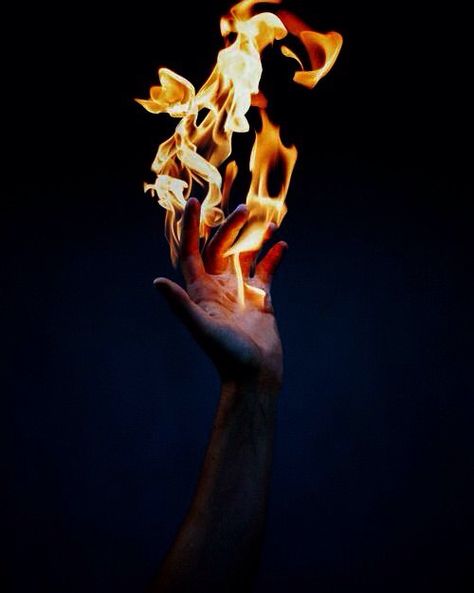 fire fingers Fire Wielder Aesthetic, Fire Magic Aesthetic, Hand On Fire, Holding Fire, Yennefer Of Vengerberg, Vampire Academy, Magic Aesthetic, Fire Powers, Red Queen