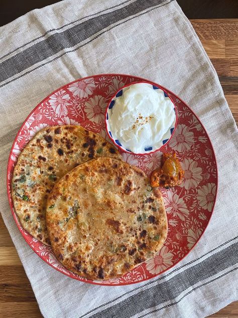 Cauliflower Paratha Recipe, Gobi Paratha Recipes, Gobi Paratha, Aloo Paratha, Desi Khana, Raw Cauliflower, Mid Morning Snack, Healthy Veggie, Paratha Recipes