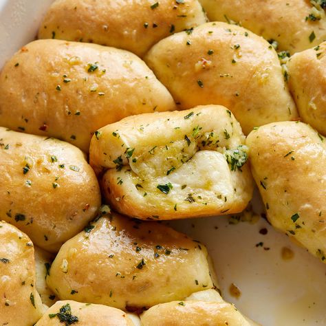 These homemade Garlic Bread Rolls are soft, buttery, and infused with rosemary and garlic. Perfectly golden on the outside and tender on the inside, they are filled and finished with savory garlic parsley butter. Ideal for any dinner table, these rolls are sure to impress your family and guests. Soft Garlic Bread, Garlic Rolls Homemade, Garlic Bread Rolls, Garlic Breads, Homemade Garlic Bread Recipe, Parsley Butter, Rolls Homemade, Garlic Rolls, Team Dinner