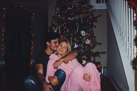 Cozy Couple Christmas Picture, Christmas Morning Couple Pictures, Christmas Morning Couple, Boyfriend Girlfriend Christmas Pictures, Boyfriend Christmas Photos, Cute Christmas Pics With Boyfriend, Christmas Photos With Boyfriend, Christmas Couple Activities, Christmas Pics With Boyfriend