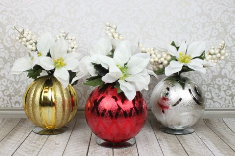 Christmas Table Centerpiece - DIY Holiday Ornaments Christmas Table Centerpieces Diy, Wooden Box Centerpiece, Large Christmas Ornaments, Table Centerpieces Diy, Tafel Decor, Christmas Flower Arrangements, Christmas Table Centerpieces, Christmas Centerpieces Diy, Floral Table