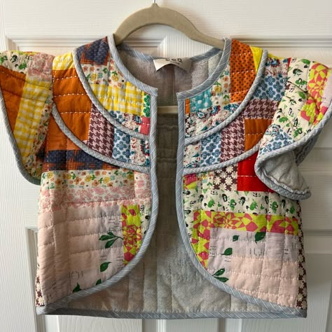 Sea Ny Women’s Patchwork Vest Multi Color Size S (Sample) Great New Condition (Never Worn) Brand Tag Attached Multi Colored Patchwork Design Pattern Quilted Jacket, Boho Vests, Upcycle Jacket, Quilted Crafts, Star Vest, Quilt Vest, Quilt Clothes, Thrift Board, Boho Chic Accessories