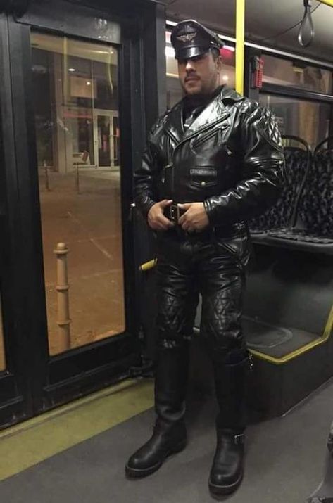 Leather Fashion Men, Leather Clothes, Bear Leather, Tight Leather Pants, Mens Leather Clothing, Fan Photo, Leder Outfits, Leather Gear, Mens Leather Boots