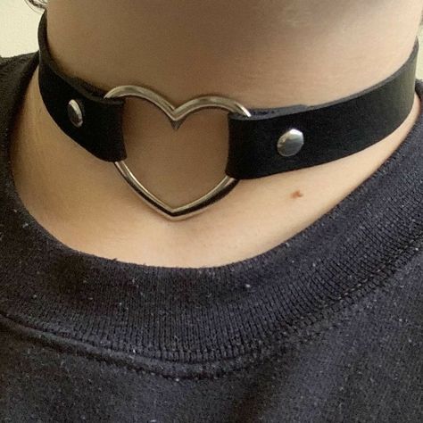 Heart Choker Aesthetic, Collar Aesthetic Choker, Chokers Aesthetic, Collar Aesthetic, Choker Aesthetic, Gothic Choker Necklace, Gothic Choker, Black Leather Choker, Gothic Chokers