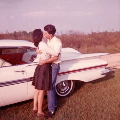 Here is a color collection of beautiful pics that shows what young couples looked like in the 1960s. 60s Couple, 50s Couple, 70s Couple, 60s Aesthetic, Old Fashioned Love, 70s Aesthetic, Vintage Couples, Vintage Romance, Beautiful Pics