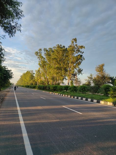 Unforgettable experience in Indian weather. Indian Highway, Road Highway, Indian Road, Indian City, Empty Road, Nature Wallpapers, City Road, Open Road, Nature Wallpaper