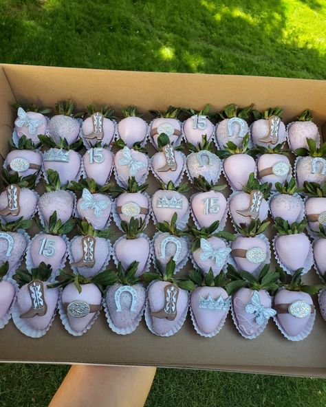 Desserts For A Quinceanera, Western Quinceanera Ideas Centerpieces, Cowgirl Strawberries, Cowgirl Dessert Table Ideas, Western Chocolate Covered Strawberries, Quinceañera Treats, Quinceanera Snack Table Ideas, Western Dessert Table, Western Quinceanera Ideas