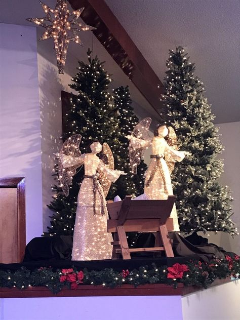 Church Pulpit Decorations, Christmas Church Decorations Sanctuary, Church Christmas Decorations Sanctuary, Christmas Photo Booth Ideas, Christmas Altar, Christmas Stage Decorations, Church Stage Decor, Christmas Stage Design, Church Sanctuary