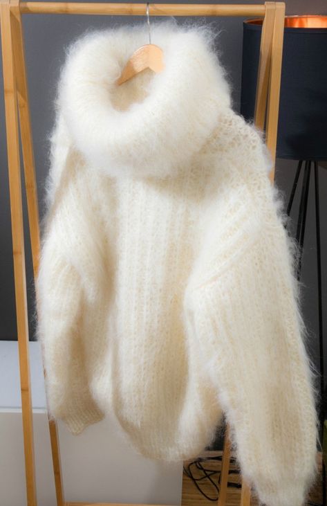 Fuzzy Mohair Sweater, Pull Mohair, Fluffy Sweater, Angora Sweater, Mohair Sweater, Mode Inspo, Knit Fashion, Looks Style, Mode Inspiration