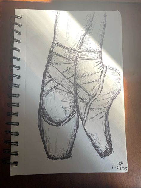 How To Draw Pointe Shoes, Pointe Shoes Sketch, Ballet Shoes Sketch, Point Shoes Drawings, Top Drawings Sketch, Drawing Ideas Dance, Shoe Sketches Drawings, Ballet Drawings Sketches, Easy Aesthetic Sketches