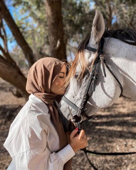 Horse Girl Aesthetic, Horse Photography Poses, Muslimah Photography, Horse Aesthetic, Quotes God, Classy Photography, Hijabi Girl, Girly Images, Cute Horses