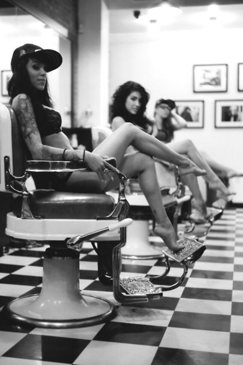 Beautiful Ladies in The Shop Arabella Drummond, Vintage Barber, Insanity Workout, Chest Tattoos For Women, Barber Life, Girl Swag, Vintage Pinup, Body Tattoos, Men's Grooming