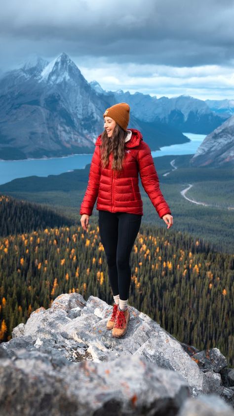 A woman hiking in Canada. Linked to Best Hiking Shoes for Men and Women - Detailed Danner Boots Review and Buying Guide. Pnw Fashion, Womens Hiking Outfits Summer, Winter Hiking Outfit Women, Stylish Hiking Outfit, Wander Outfit, Trekking Outfit Women, Hiking Shoes For Men, Trekking Outfit, Winter Shoes Boots