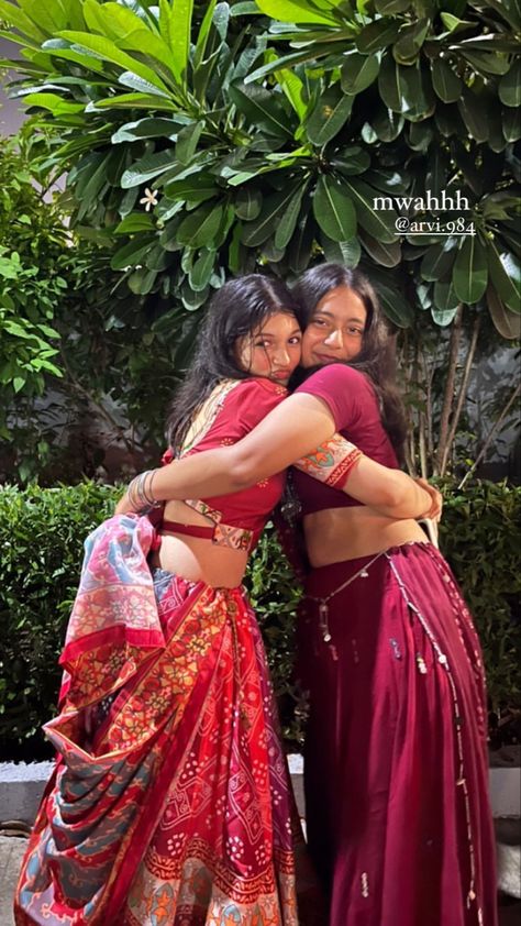 Photo Poses In Lehenga With Sister, Garba Insta Story, Navaratri Story Ideas, Dandiya Story Ideas, Garba With Friends, Navaratri Pic Ideas, Navratri Duo Poses, Garba Pics Ideas, Navratri Poses With Bestie