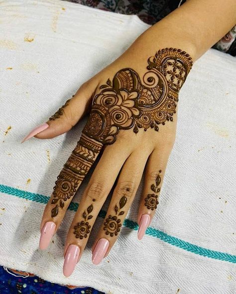 Mehndi Designs Unique Modern, Henna Designs Hand Easy, Back Hand Bridal Mehndi Designs, Bridal Mehndi Designs Unique, Back Hand Bridal Mehndi, Mehendi Design Simple, Mehndi Designs Unique, Simple Henna Designs Hand, Henna Styles