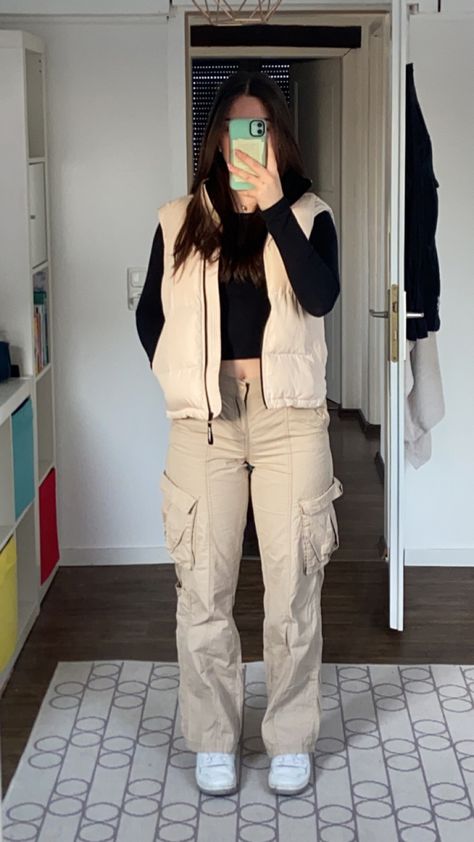 Khaki White Black Outfit, Winter Beige Pants, Creme Cargo Pants Outfit, Outfits Con Cargo Pants, Outfit Ideas Cargo, Cargo Pants Outfit Winter, Beige Cargo Pants Outfit, Outfit Ideas Cargo Pants, Beige Pants Outfit