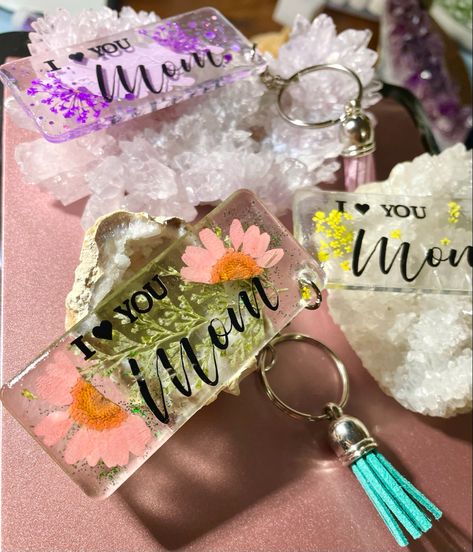 Project with resin for mother s day #handmade #mothersday #momlife #keychain #resin #resinart #handcrafted #handarbeit #epoxy Mother's Day Resin Crafts, Resin Mothers Day Gifts, Mothers Day Resin, Flowers Keychain, Mothersday Gifts Diy, Creative Mother's Day Gifts, Mother's Day Projects, Keychain Resin, Dad Love Quotes