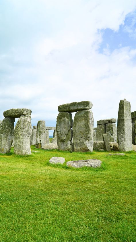 I traveled to Stonehenge for a day trip from the Cotswolds with my friend’s wedding party. This UNESCO World Heritage Site is a prehistoric monument in Wiltshire, England, two miles (3 km) west of Amesbury. That’s about an hour and 45 minutes west of London, so perfect if you’re looking to get out of the city. stonehenge england | visiting stonehenge | london to stonehenge | england stonehenge | stonehenge summer solstice | stonehenge england history | stonehenge england travel Stonehenge Wedding, England Stonehenge, Stonehenge England, Stone Henge, England History, Wiltshire England, England Travel Guide, Nottingham Uk, St Peters Basilica