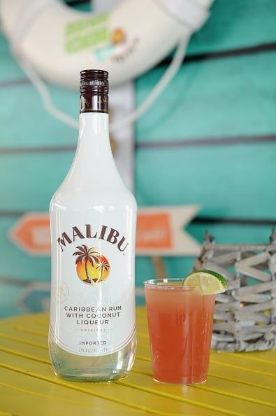 Malibu Rum Flavors, Fruity Alcoholic Drinks, Sweet Alcoholic Drinks, Tropical Cocktail Recipes, Malibu Pineapple, Fruity Alcohol Drinks, Coconut Liqueur, Frozen Daiquiri, Flavored Rum