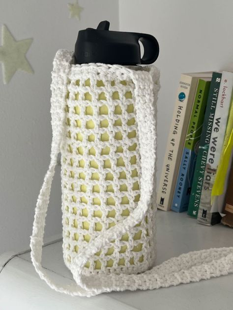 crochet school bags patters Knitting Bottle Holder, Crochet Projects Water Bottle Holder, Crochet For Water Bottles, Crochet Bag For Water Bottle, Bottle Holders Crochet, Crochet Water Holder, Cute Crochet Water Bottle Holder, Crochet Holder Bottle, Crochet Flask Holder