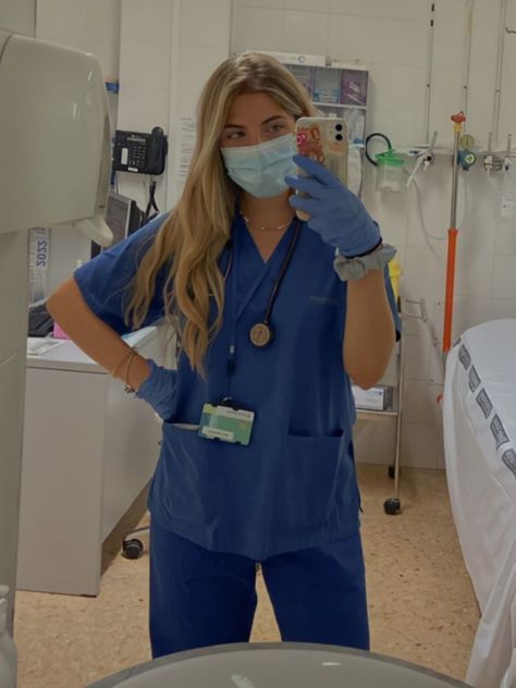 Medical Job Aesthetic, Blonde Nurse Aesthetic, Medical Scrubs Aesthetic, Nurse Scrubs Aesthetic, Nursing Aesthetic, Nursing School Inspiration, Midwifery Student, Nursing Goals, Nursing Motivation