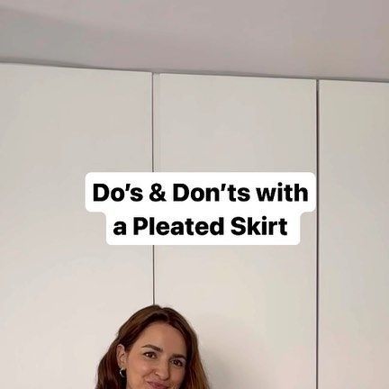 Nina Walder on Instagram: "Do’s and Don’t’s with a Pleated skirt 💗 This is a classic, feminine piece, but it requires a bit of navigation for a nice silhouette. Here are a few tips: ✨ Make sure the hemline hits you at the thinnest part of your leg for a flattering look, otherwise it might look too voluminous. ✨ When pairing it with a blazer, avoid long and bulky ones. A slightly more fitted blazer with a classic or cropped length will work best. Show your writs too for a more balanced look. Pleated Skirt Cocktail Outfit, Button Down Shirt With Pleated Skirt, Pleated Skirt Outfit Office, Aritzia Pleated Skirt Outfit, Long Skirt Blazer Outfit, Pleated Skirt Blazer Outfit, Long Skirt And Blazer Outfit, Pleated Skirt And Blazer Outfit, Pleated Skirt Work Outfit