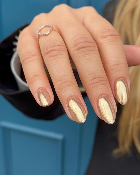 28 Gold Chrome Nails 2024: Luxe Trends & Chic Designs - divagaze.com Golden Chrome Nails, Finger Nail Colors, Winter Formal Nails, Gold Nails Short, Nail Moon, Chrime Nails, Formal Jewellery, Eras Tour Nails, Gel Chrome Nails