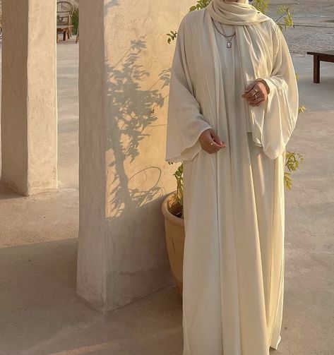 Khaleeji Abaya, Modest Aesthetic, Hijab Stile, Mode Abayas, Modest Outfits Muslim, Outfits Muslim, Modern Abaya, Abaya Outfit, Estilo Hijab